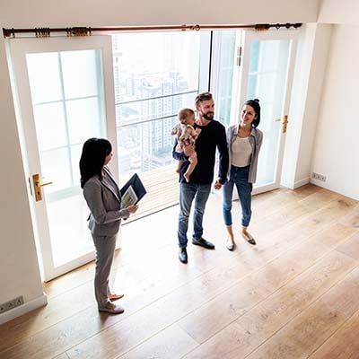 Makelaar in appartement bij bezichtiging
